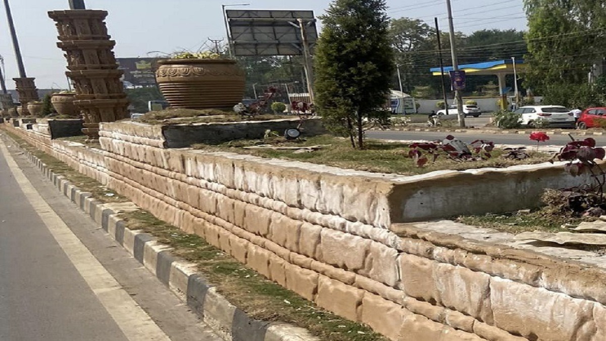 तेलीबांधा डिवाइडर मामले में बड़ी कार्रवाई, इन तीन इंजीनियरों पर गिरी गाज