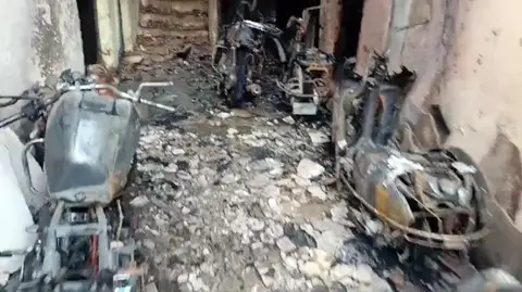बिल्डिंग के नीचे लगी भीषण आग, 5 गाड़ियां जलकर खाक