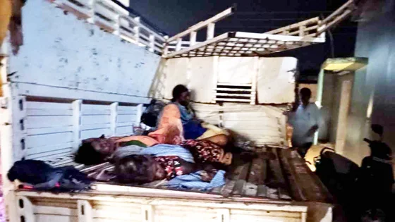 ट्रक ने पिकअप को मारी टक्कर, तीन मजदूरों की मौत, 13 लोगों की हालत गंभीर