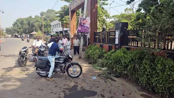 खंभे से टक्‍कर के बाद हाई स्पीड बाइक के हुए दो टुकड़े, दो दोस्‍त की मौत