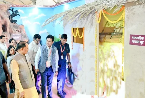 आदिमजाति विभाग की प्रदर्शनी का मुख्यमंत्री विष्णु देव साय ने की प्रशंसा