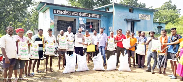 जिला पंचायत उपाध्यक्ष संजय नेताम के हाथो किसानो को कृषि बीज का वितरण