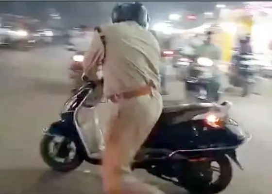 मार्केट में खड़ी स्‍कूटी में पटाखा से लगी आग, एसआई की सतर्कता से टला बड़ा हादसा
