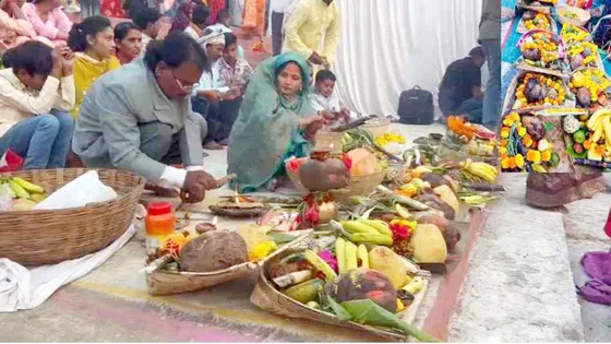 छठ पर्व पर व्रती महिलाओं ने डूबते सूर्य को दिया अर्घ्य, महादेव घाट में उमड़ी श्रद्धालुओं की भीड़