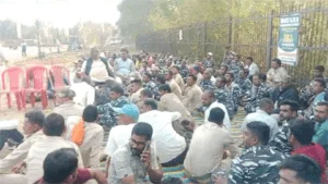 सफारी में टेंडर निरस्त करने की मांग को लेकर धरने पर बैठे दैनिक वेतनभोगी, उग्र आंदोलन की दी चेतावनी