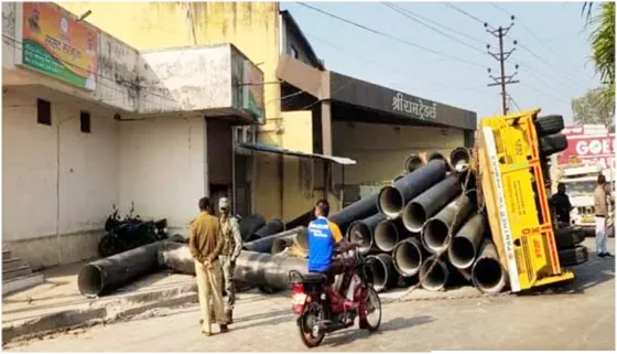 सांसद चिंतामणि महाराज के निवास के सामने ओवर लोड ट्रेलर पलटा, टल गया बड़ा हादसा