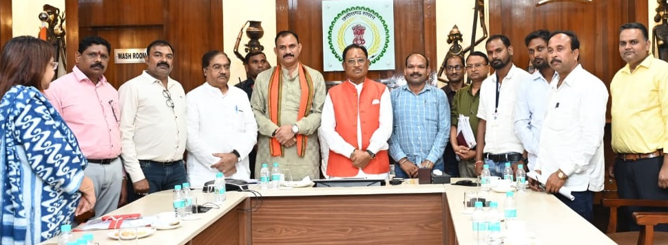 मुख्यमंत्री से मिले समिति प्रबंधकः कर्मचारियों की हुई 25 प्रतिशत वेतनवृद्धि, हड़ताल खत्म