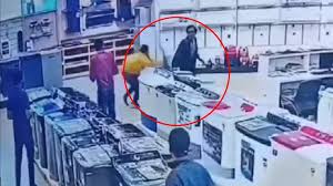 रायपुर में बदमाशों की गुंडागर्दी: युवक को सरेआम दौड़ा-दौड़ा कर पीटा, शोरूम में भी की मारपीट
