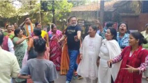 मतदान केंद्र में आपस में भिड़े भाजपा-कांग्रेस के कार्यकर्ता