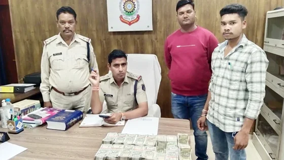 रायपुर दक्षिण उपचुनाव से पहले पुलिस की बड़ी कार्रवाई, 8 लाख रुपये के साथ मोटरसाइकिल चालक गिरफ्तार