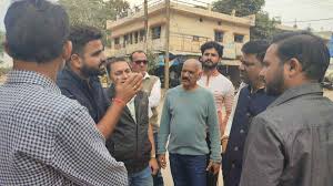 “पहले रोड फिर वोट” : सालों से सड़क मरम्मत की मांग कर रहे लोग, बार-बार आवेदन देकर हो चुके हैं परेशान, नगरपालिका चुनाव का बहिष्कार करने की दी चेतावनी