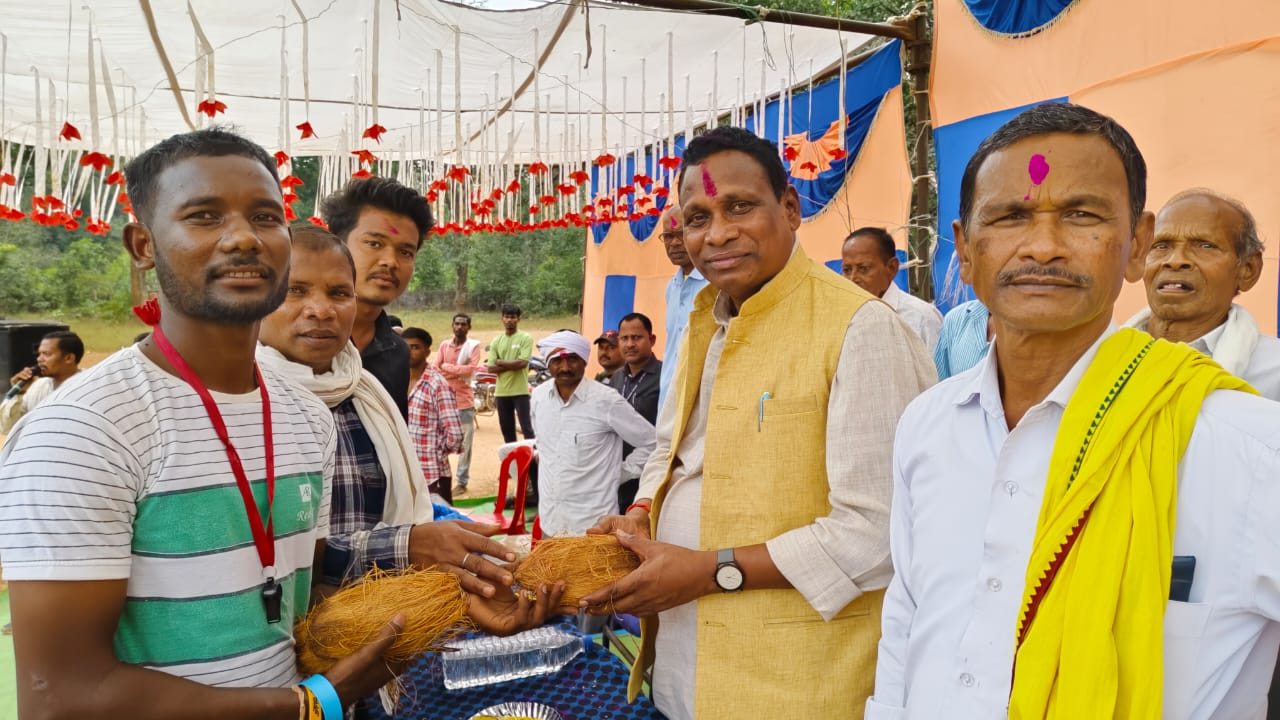 ग्राम जटियातोरा एवं चिंगरमाल पहुंच कबड्डी प्रतियोगिता में शामिल हुए विधायक जनक ध्रुव