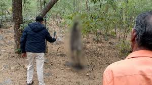 जंगल में फंदे पर लटकी मिली एक माह पूर्व लापता बुजुर्ग की लाश, पुलिस  कर रही जांच