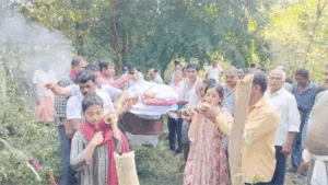 बेटियों ने निभाया बेटे का फर्ज  : पिता की मौत के बाद बेटियाें ने दिया कंधा