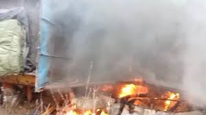 ट्रक और कार में आमने-सामने की भिड़ंत, दोनों वाहनों में लगी आग, 2 लोगों के फंसे होने की खबर