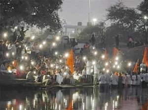 Bed वालों की जाएगी नौकरी! : अतिथि शिक्षकों का जल सत्याग्रह, रात में फ्लैश लाइट जलाकर समायोजन के लिए लगा रहे गुहार