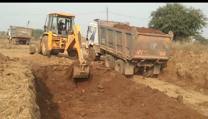 राजनांदगांव में मुरूम का अवैध उत्खनन: अधिकारियों की लापरवाही से खनिज माफिया को खुला समर्थन