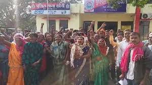 सरकारी जमीन पर अवैध कब्जा, ग्रामीणों ने विरोध में किया पुलिस थाने का घेराव