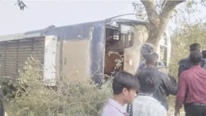 रायपुर से जगदलपुर जा रही बस पलटी, 3 लोग घायल, यात्रियों में हड़कंप