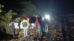 सड़क हादसा: कार और पिकअप वाहन में आमने-सामने की भिड़ंत, 3 की मौत