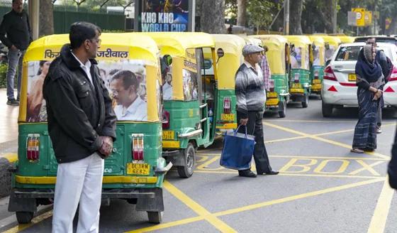 दिल्ली के ऑटो वालों पर मेहरबान हुए केजरीवाल, बेटी की शादी पर 1 लाख और 10 लाख का लाइफ इंश्योरेंस देगी AAP सरकार