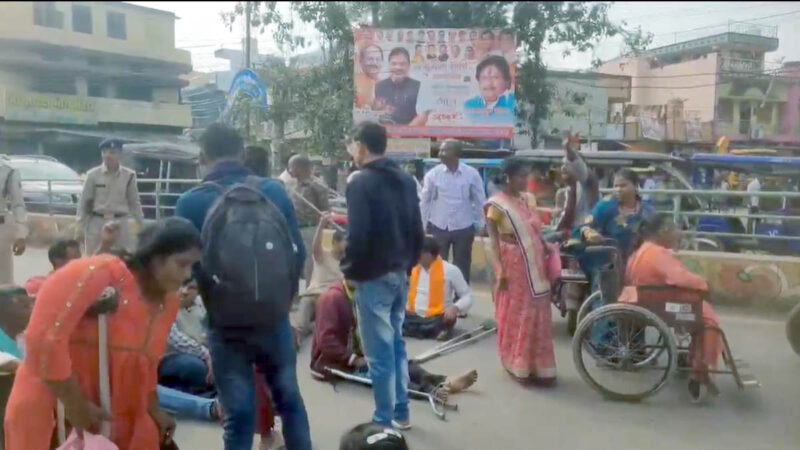 6 सूत्रीय मांगों को लेकर राजधानी की सड़क पर उतरे प्रदेशभर के दिव्यांग