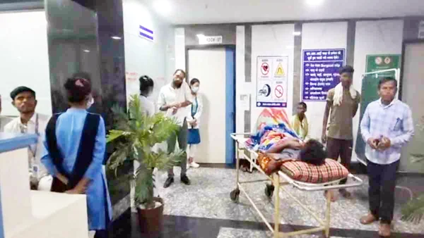 बाइक सवार तीन नकाबपोश बदमाशों ने दो युवकों पर चाकू से किया हमला, मोबाइल लूटकर हुए फरार