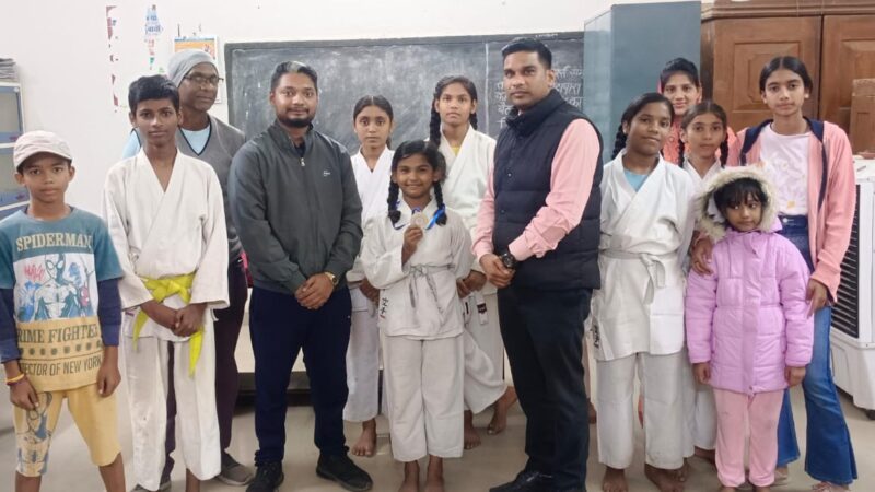 राज्य स्तरीय कराटे प्रतियोगिता में समृद्धि ने जीता रजत पदक, जिलाधकारी बने ऋषभ