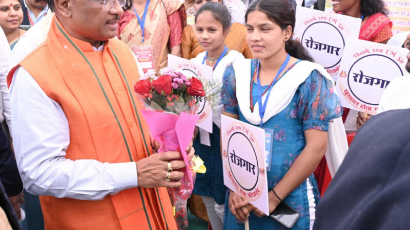 अनुकंपा और आंगनबाड़ी नियुक्ति मिलने पर हितग्राहियों के खिले चेहरे, CM विष्णुदेव साय से कहा- थैंक यू सीएम सर