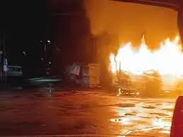 खड़ी बस में लगी भीषण आग, मचा हड़कंप; वाहन जलकर हुआ खाक