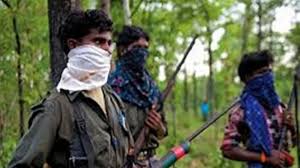 बौखलाए नक्सलियों ने मुखबिरी आराेप लगाकर कर दी ग्रामीण की हत्या, सड़क पर लाश फेंककर फैलाई दहशत
