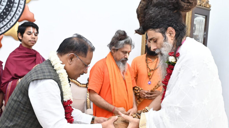 मुख्यमंत्री विष्णु देव साय से सद्गुरु ऋतेश्वर महाराज ने की सौजन्य मुलाकात
