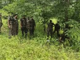पुलिस-नक्सलियों के बीच मुठभेड़, एनकाउंटर में 3-4 नक्सलियों के मारे जाने की खबर