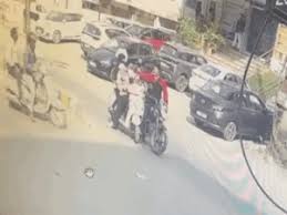 रायपुर में ट्रैफिक पुलिसकर्मी ने लड़की को मारा मुक्का तेज रफ्तार में गाड़ी टकराई, चेहरे पर दनादन जड़ दिए दो घूंसे, SSP से शिकायत