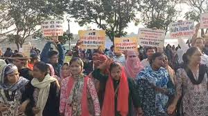 तेलीबांधा रोड में बीएड डिग्रीधारी सहायक शिक्षकों ने किया रोड जाम