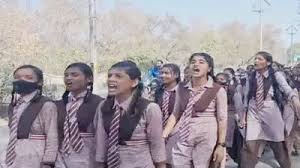 प्राचार्य मैडम को हटाने की मांग :छात्र-छात्राओं ने दिया धरना, जिला शिक्षा अधिकारी पर प्राचार्य को बचाने का आरोप