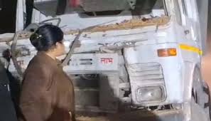 घर में घुसा अनियंत्रित ट्रेलर : चार लोगों को रौंदा, बच्ची की गई जान, चार लोग घायल