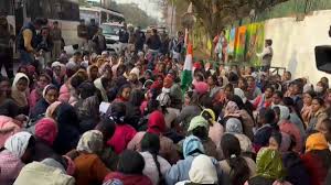 मंत्री ओपी चौधरी के बंगले के बाहर बर्खास्त सहायक शिक्षकों का प्रदर्शन, समायोजन करने की मांग, मौके पर पुलिस बल मौजूद