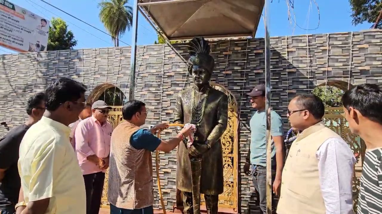 खैरागढ़ में मिशन संडे के तहत देवव्रत सिंह की प्रतिमा की सफाई