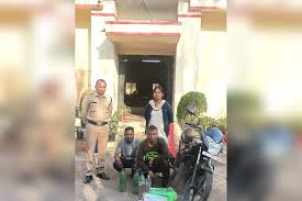 पुलिस की कार्रवाई, मोटर सायकल पर महुआ शराब तस्करी कर रहे दो आरोपी गिरफ्तार