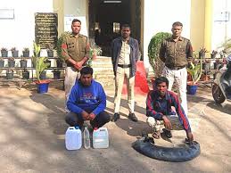 2 जगहों में छापेमारी, 31 लीटर महुआ शराब जब्त