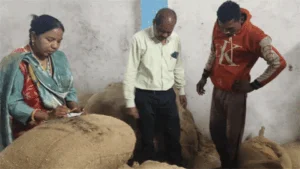 ढाबे में छापा, मिले खरीदी केंद्र से संग्रहण केंद्र भेजे गए धान से भरे बोरे, 165 लीटर डीजल भी किया बरामद