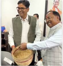 वित्तमंत्री ओपी चौधरी ने मंत्री रामविचार नेताम से मांगा छेरछेरा