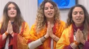 इटली की महिलाओं ने सीएम योगी के सामने गाया शिव तांडव, तो आया ऐसा रिएक्शन