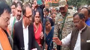 फ्लोरा मैक्स विवाद: उद्योग मंत्री ने दी थी फेंकवा देने की धमकी! अब पुलिस ने दर्ज कर दी पीड़ित महिलाओं पर FIR