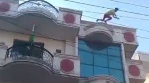 युवक ने 3 मंजिला ईमारत से लगाई छलांग, वीडियो वायरल