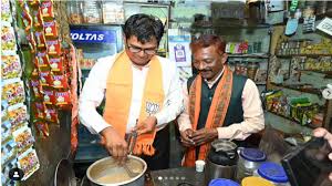 भाजपा महापौर प्रत्याशी के ठेले में मंत्री ओपी चौधरी ने बनाई चाय, सोशल मीडिया पर शेयर किया फोटो