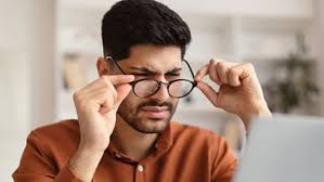 आंखों की रोशनी हो रही कमजोर? सिर्फ 1 महीने में चश्मा हटाने के लिए खाना शुरू करें ये 5 चीजें
