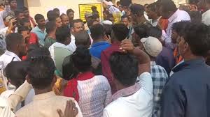विधायक के गांव में वोटिंग के दौरान झड़प