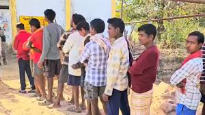 75 साल में पहली बार छत्तीसगढ़ के इस गांव में हुई वोटिंग, जंगल और नदियों को पार कर पहुंचे मतदाता